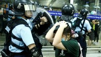 Tak hanya menggunakan semprotan merica, sejumlah pendemo turut menjadi sasaran pukulan polisi yang menggunakan pentungan untuk membubarkan aksi unjuk rasa tersebut. Thomas Peter/Reuters.