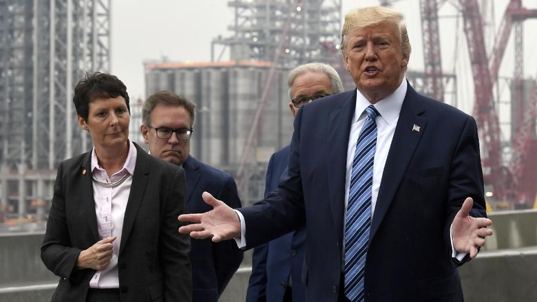 Komentari Hong Kong, Trump Sebut China Kerahkan Tentara ke Perbatasan Komentari Hong Kong, Trump Sebut China Kerahkan Tentara ke Perbatasan