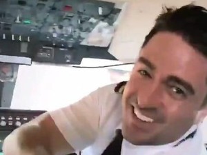 Viral! Penumpang Sendirian di Pesawat & Pilotnya Ganteng