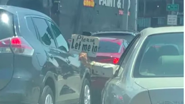 Cara jitu meminta jalan di kemacetan. Foto: Screenshot Youtube Allison Klemes Cara jitu meminta jalan di kemacetan. Foto: Screenshot Youtube Allison Klemes