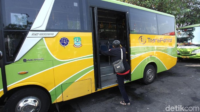 Transpatriot Bekasi rencananya akan mengoperasikan 20 bus baru dengan 2 trayek yang baru pula. Hal itu membuat Organda Kota Bekasi khawatir.
