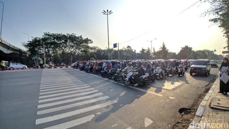 Hari Ketiga Uji Coba, Pengendara Masih Langgar Ganjil-Genap di Jl Pramuka Hari Ketiga Uji Coba, Pengendara Masih Langgar Ganjil-Genap di Jl Pramuka