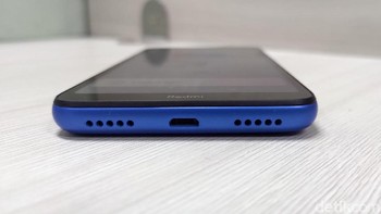 Ponsel ini masih menggunakan port microUSB yang posisinya berada di bagian bawah, ditemani oleh speaker. Foto: Adi Fida Rahman/detikINET