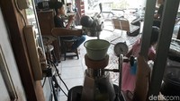Untuk mengakalinya, terkadang Asif meminta konsumen dari luar negeri untuk langsung datang ke Coffee Wae. Hal itu untuk mengantisipasi barang yang diterima konsumen dalam keadaan rusak karena proses packing yang kurang baik.