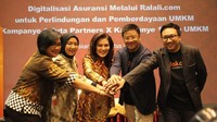 Hadir dalam acara tersebut (kiri-kanan) Kepala Divisi Agency Asuransi Sinar Mas, Intan Paramita, Direktur Asuransi Sinar Mas Dumasi MM Samosir, CEO Ralali.com, Alexander Lukman, Commercial and Partnership Ralali.com, Alvin Aulia Akbar saat penandatanganan kerjasama di Jakarta, Rabu (14/8/2019). Foto: dok. Asuransi Sinarmas