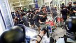 Polisi Bubarkan Para Pedemo Bandara Hong Kong