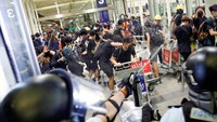 Polisi menggunakan semprotan merica untuk membubarkan para pendemo. Massa aksi unjuk rasa itu pun berlari menyelamatkan diri. Tyrone Siy/Reuters.