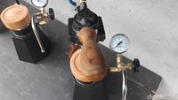 Alat pembuat espresso dan foam susu untuk Coffee Latte karya Noor Asif (46) ternyata telah memikat pelaku usaha kopi di mancanagera. Namun, karena terkendala biaya pengiriman dam packaging membuat pemasaran alat bernama black answer ini belum dipasarkan secara global.