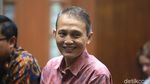 Ekspresi Eks Direktur Krakatau Steel saat Jalani Sidang Perdana