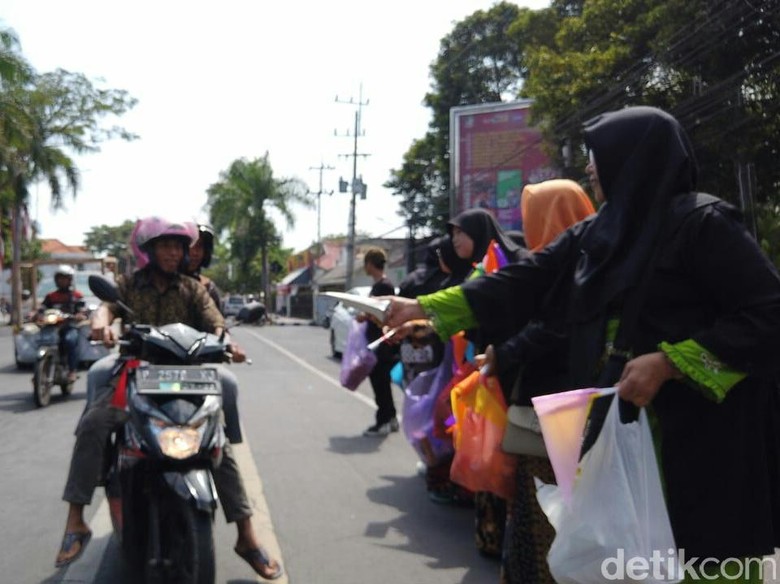 Pelaku UMKM Banyuwangi Bagikan Ratusan Produknya Secara Gratis Pelaku UMKM Banyuwangi Bagikan Ratusan Produknya Secara Gratis