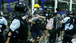 Polisi Bubarkan Para Pedemo Bandara Hong Kong