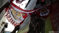 Sejumlah warga memasang pernak-pernik di kawasan Jalan Bendungan Melayu RT04 RW01 Rawa Badak Selatan, Koja, Jakarta Utara, Rabu (14/8) sore.