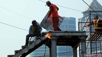 Sejumlah pekerja membongkar tangga JPO.