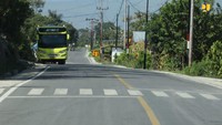 Untuk itu Kementerian PUPR melalui Balai Besar Pelaksanaan Jalan Nasional (BBPJN) II Medan melakukan preservasi dan pelebaran jalan termasuk penanganan tebing sehingga mengurangi risiko longsor baik pada jalan akses menuju ke Pulau Samosir dari Simpang Tele menuju ke Pangururan maupun jaringan jalan lingkar di dalam Pulau Samosir. Istimewa/Dok. Kementerian PUPR.