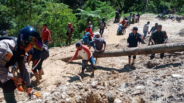 10 Titik Longsor Putuskan Jalan Poros Palu-Kulawi