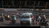 Kendaraan angkutan umum yang usianya sudah melebihi 10 tahun wajib diremajakan.