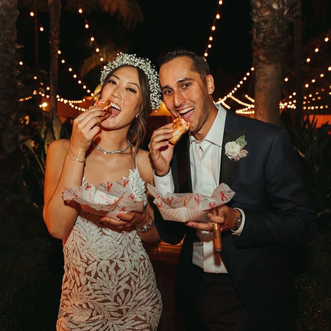 Pegolf Michelle Wie akhirnya resmi menjadi istri dari Jonnie West, anak dari legenda NBA Jerry West. Acara pernikahan mereka yang berkonsep outdoor berlangsung di Beverly Hills, California, AS, Sabtu (10/8/2019).   (Foto: Instagram/@themichellewie)