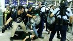 Polisi Bubarkan Para Pedemo Bandara Hong Kong