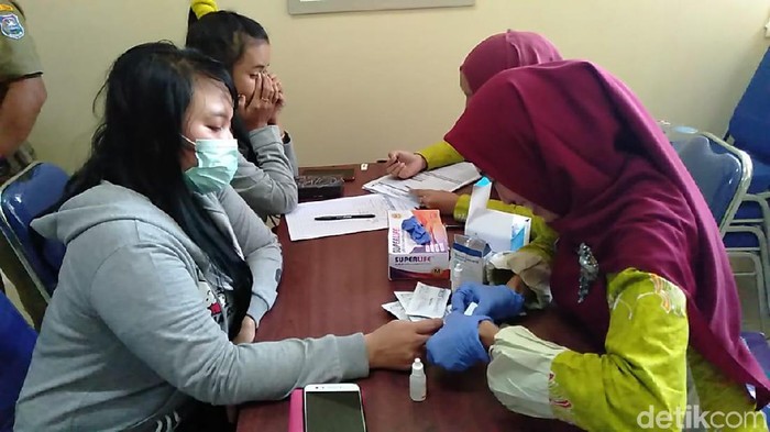 Petugas melakukan tes darah (Foto: Imam Suripto/detikHealth) Petugas melakukan tes darah (Foto: Imam Suripto/detikHealth)