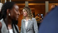 Dalam catatan detikcom yang dilansir dari Forbes, Holmes merupakan pendiri dari Theranos, sebuah klinik cek darah di California, AS. Holmes drop out (DO) saat menjadi mahasiswa tingkat dua di Stanford University, dan membuka Theranos pada 2003 silam. Usaha ini didirikan dari uang kuliahnya. Dari situ, Theranos mendapatkan modal ventura senilai US$ 400 juta dan membuat nilai nilai perusahannya menjadi US$ 9 miliar. Dari nilai itu, 50% saham Theranos dimiliki oleh Holmes atau US$ 4,5 miliar. Bahkan, berkat jerih payahnya itu nama Elizabeth Holmes sempat ada di 100 orang paling berpengaruh TIME tahun 2015. Getty Images
