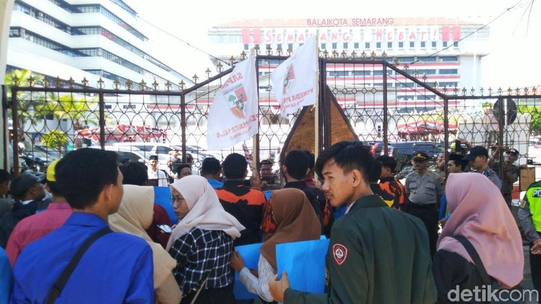 Pelantikan Anggota DPRD Kota Semarang Diwarnai Aksi Demo Pelantikan Anggota DPRD Kota Semarang Diwarnai Aksi Demo