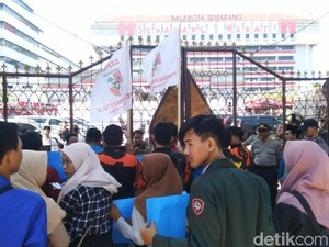 Pelantikan Anggota DPRD Kota Semarang Diwarnai Aksi Demo