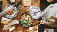 Liburan ke Islandia, Kaitylnn memilih makanan autentik saat di Reykjavik. Mereka menikmati menu makan siang yang disajikan di atas wajan besi. Foto: Instagram kaitlynn