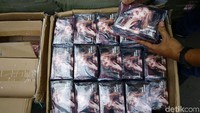 Petugas menunjukkan barang bukti barang ilegal.