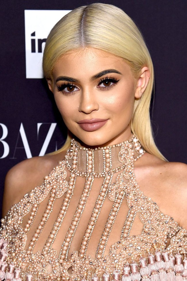 Dengan makeup tebal, bibir hasil filler dan busana seksi, fitur wajah imut Kylie pun sudah tidak tersisa lagi. Penampilan Kylie pun dinilai semakin mirip sang kakak Kim Kardashian. Foto: Instagram
