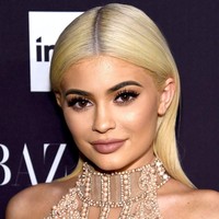 Dengan makeup tebal, bibir hasil filler dan busana seksi, fitur wajah imut Kylie pun sudah tidak tersisa lagi. Penampilan Kylie pun dinilai semakin mirip sang kakak Kim Kardashian. Foto: Instagram
