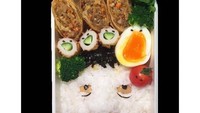 Nasi dengan udang, telur dan lumpia ditata dengan tampilan menyedihkan. Duh mata dan bibir pada makanan ini bikin takut. Foto: twitter