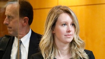 Pada Oktober 2015, jurnalis John Carreyrou dari Wall Street Journal menerbitkan laporan soal teknologi mesin Edison yang meragukan. Foto: Kimberly White/Getty Images