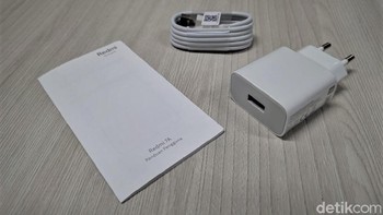 Di dalamnya terdapat kartu petunjuk penggunaan, kabel data dan charger. Foto: Adi Fida Rahman/detikINET