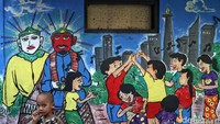 Mural ondel-ondel juga menghiasi tembok.