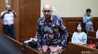 Alexander nampak mengenakan kemeja batik lengan panjang saat menjalani sidang perdana tersebut.