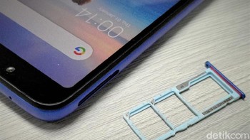 Bagian kiri terdapat slot dual SIM card dan microSD. Foto: Adi Fida Rahman