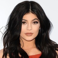 Tak lama setelah kabar filler di bibir. Di 2015, Kylie pun dikabarkan melakukan botox di wajah, terutama di bagian alis untuk menjadi lebih tinggi. Dokter bedah plastik Anthony Youn, M.D meyakini bahwa bentuk alisnya tersebut merupakan hasil dari suntik botox. Alisnya lebih melengkung dan tinggi, ini bisa jadi karena suntik botox di kening dan sekitar matanya, ungkap Anthony, dari klinik Youn Plastic Surgery seperti dikutip Radar Online. Foto: Instagram