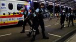 Polisi Bubarkan Para Pedemo Bandara Hong Kong