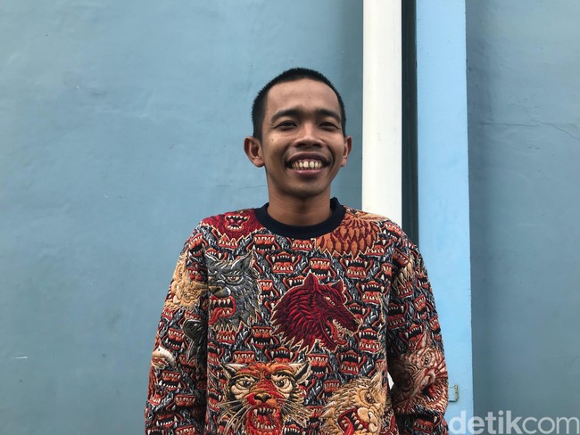 Nama Dede Sunandar mulai dikenal publik usai dirinya kerap tampil mengisi sejumlah acara di stasiun televisi. Namun sebelumnya, Dede sendiri pernah menjadi seorang cleaning service hingga penonton bayaran. Siapa sangka kini kariernya sudah lebih sukses. Foto: Hanif/detikHOT