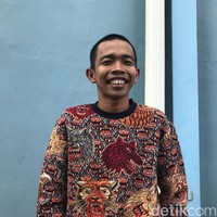Nama Dede Sunandar mulai dikenal publik usai dirinya kerap tampil mengisi sejumlah acara di stasiun televisi. Namun sebelumnya, Dede sendiri pernah menjadi seorang cleaning service hingga penonton bayaran. Siapa sangka kini kariernya sudah lebih sukses. Foto: Hanif/detikHOT