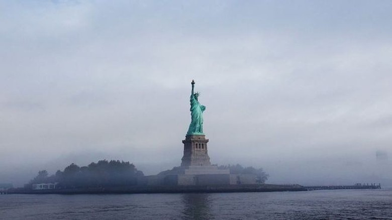 Batasi Jumlah Imigran, Pemerintahan Trump Ubah Puisi di Patung Liberty Batasi Jumlah Imigran, Pemerintahan Trump Ubah Puisi di Patung Liberty