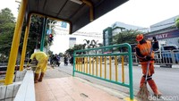 Aktivitas pengecatan Halte Jembatan Merah itu dilakukan agar halte tersebut tetap terawat dan tentunya sedap dipandang.