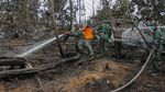 Melihat Perjuangan Damkar Melawan Api di Hutan Riau dan Sumsel