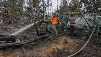 Satgas Karhutla Riau melakukan pemadaman bara api di lahan gambut di Kabupaten Pelalawan, Riau. Antara FotoRony Muharrman.