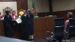 Ekspresi Eks Direktur Krakatau Steel saat Jalani Sidang Perdana