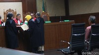 Setelah menjalin hubungan dekat dengan Wisnu melalui Alexander. Jaksa menyebut Kenneth kerap mendapat proyek dari PT Krakatau Steel atau anak perusahaan lainnya, yang nilainya miliaran rupiah. Proyek itu disebut jaksa terjadi dalam kurun waktu 2012-2016.