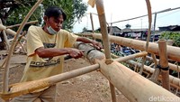 Pedagang membersihkan batang pohon pinang yang dijual di Manggarai, Jakarta, Selasa (14/8/2019).