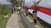 Bendera ini juga memecahkan rekor kain merah putih terpanjang serta tercatat dalam MURI.