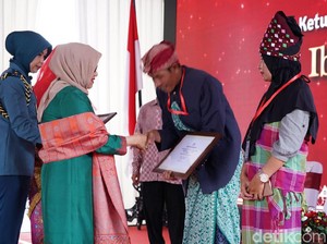 Mufidah Kalla Serahkan Bantuan Rp 150 Juta untuk Perajin di Lombok
