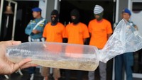 Pemerintah melalui Kementerian Kelautan dan Perikanan (KKP) bekerja sama dengan Tim Fleet One Quick Response (F1QR) Pangkalan Angkatan Laut (Lanal) Batam kembali berhasil menggagalkan upaya penyelundupan 91.630 benih lobster (BL) pada Minggu (11/8). Pool/KKP.